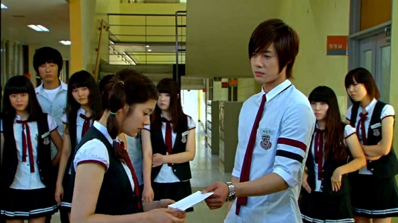 Baek Seung-Jo humiliates Oh Ha-Ni by returning her “corrected” love note in front of her peers in “Playful Kiss.”