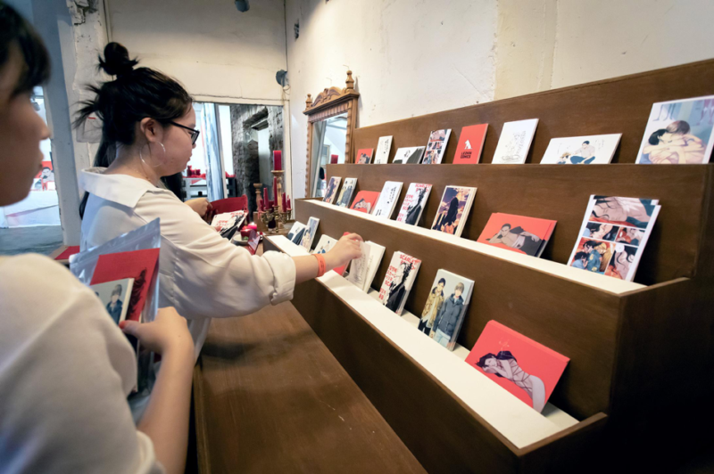 Fans choosing from a selection of free postcards at the exhibition. Photo: Lezhin Entertainment